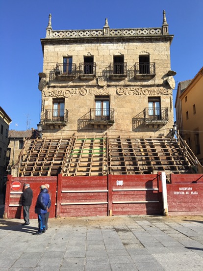 Montando la plaza del Carnaval del Toro. Ciudad Rodrigo. Salamanca. Castilla y León.&nbsp;18.2.2017