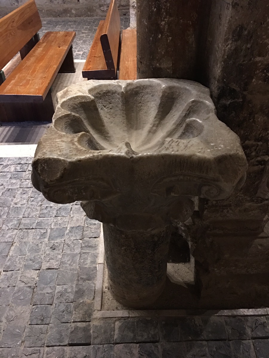 Pila bautismal sobre capitel romano. Santa Maria de Wamba. Wamba. Valladolid. Castilla y León.&nbsp;17.11.2017