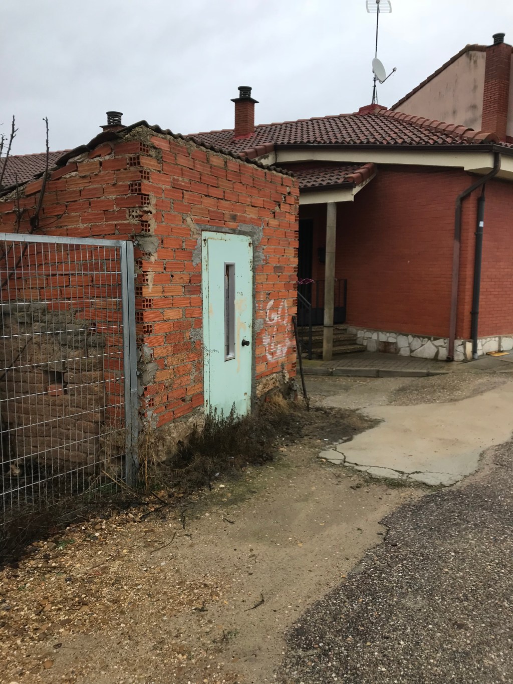 Reutilización de puerta de Ascensor. Villanueva de Gumiel. Burgos. Castilla y León.&nbsp;15.12.2018