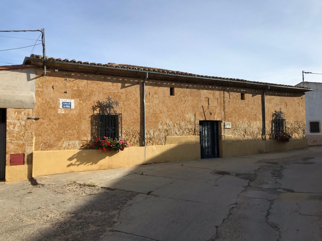 Elementos constructivos de piedra en caserío e Iglesia en Sanzoles. Zamora. Castilla y León.&nbsp;2.8.2020