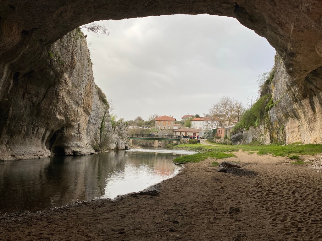 Puentedey. Detalles y Puente natural sobre el Nela. Burgos. Castilla y León.&nbsp;1.4.2021