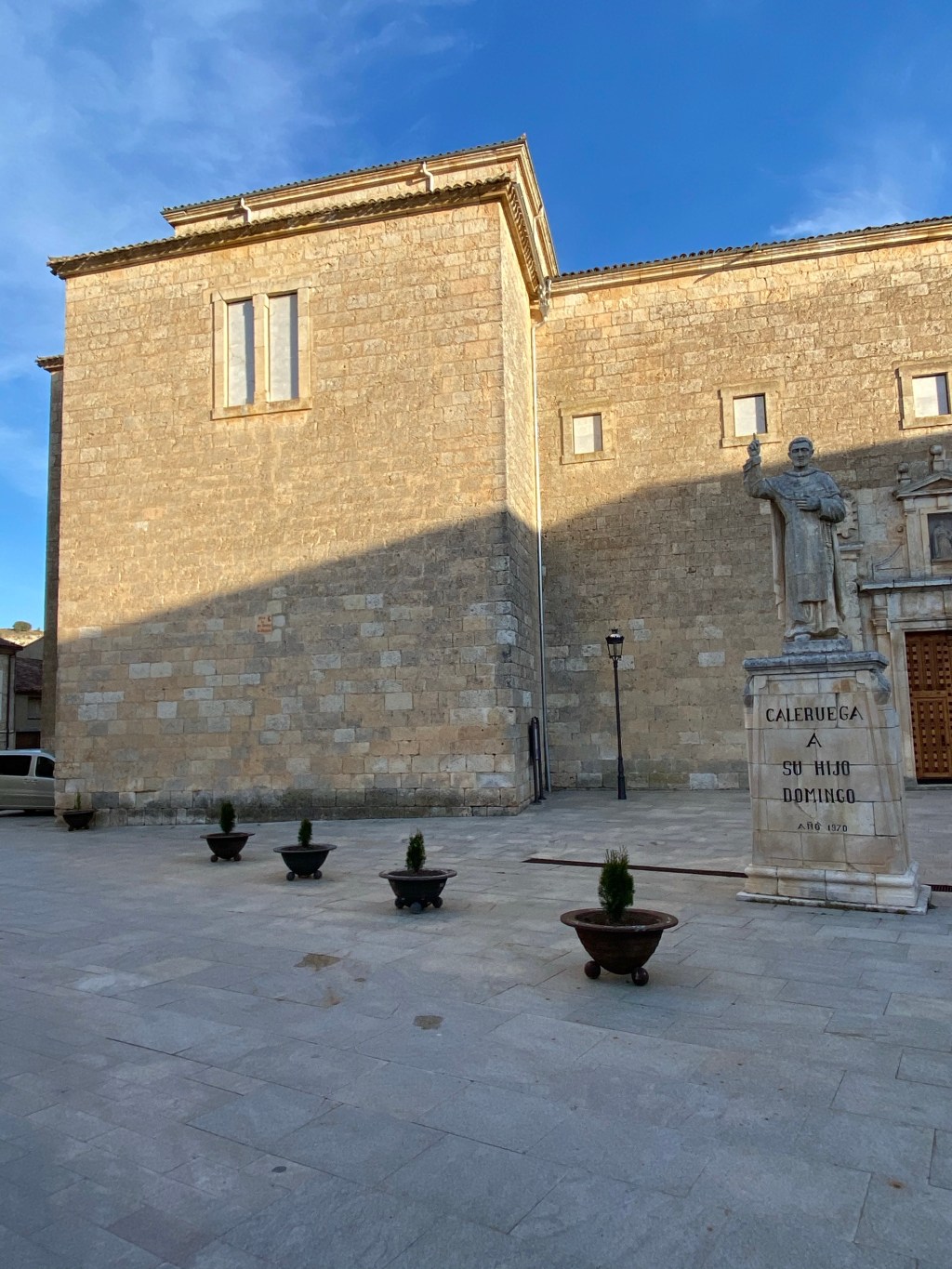 Caserío de Caleruega. Convento, Detalles de fuente y fecha en ventana. Burgos. Castilla y&nbsp;León.