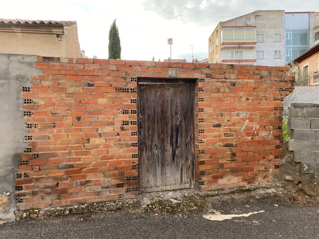 Notas para MicroPoema Visual. Pudiste ser entrada, puerta&nbsp;eres.