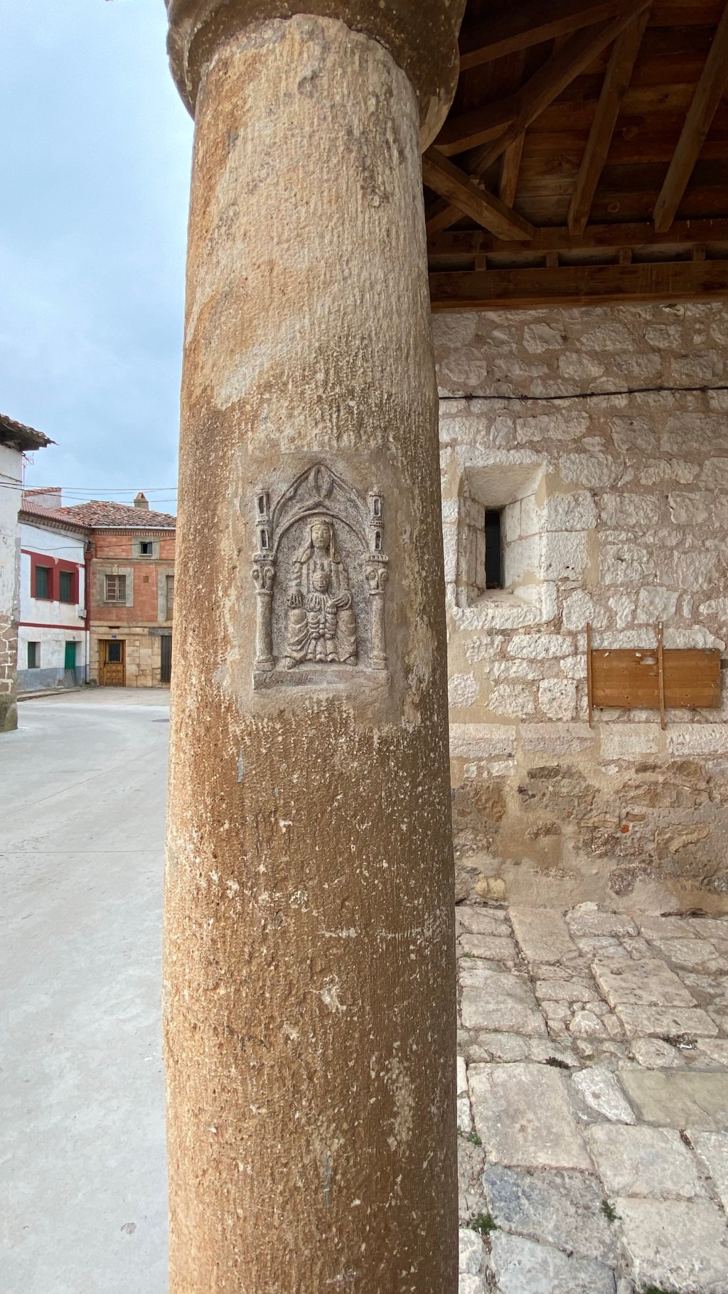 Fuente, Puente sobre el Río Arlanza, Balcones Volados e Iglesia en Puentedura. Burgos. Castilla y León.&nbsp;24.4.2021