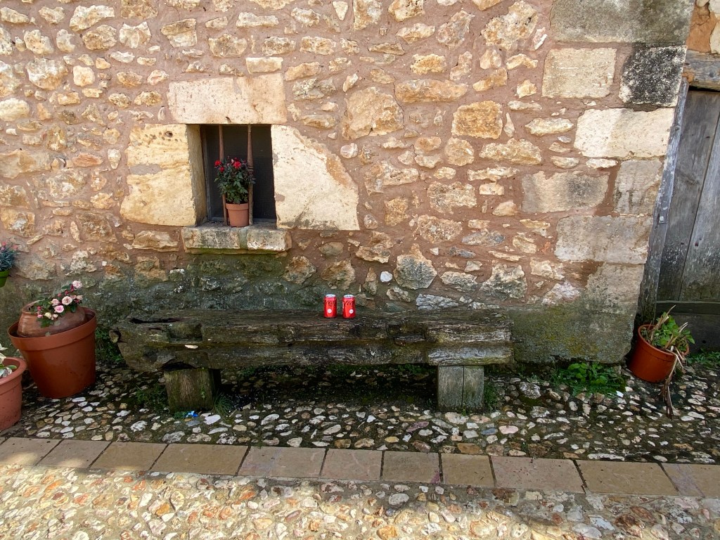 Balcón, Coca colas, castillo, puertas y caserío en Calatañazor entre la lluvia. Soria. Castilla y León.&nbsp;1.5.2021