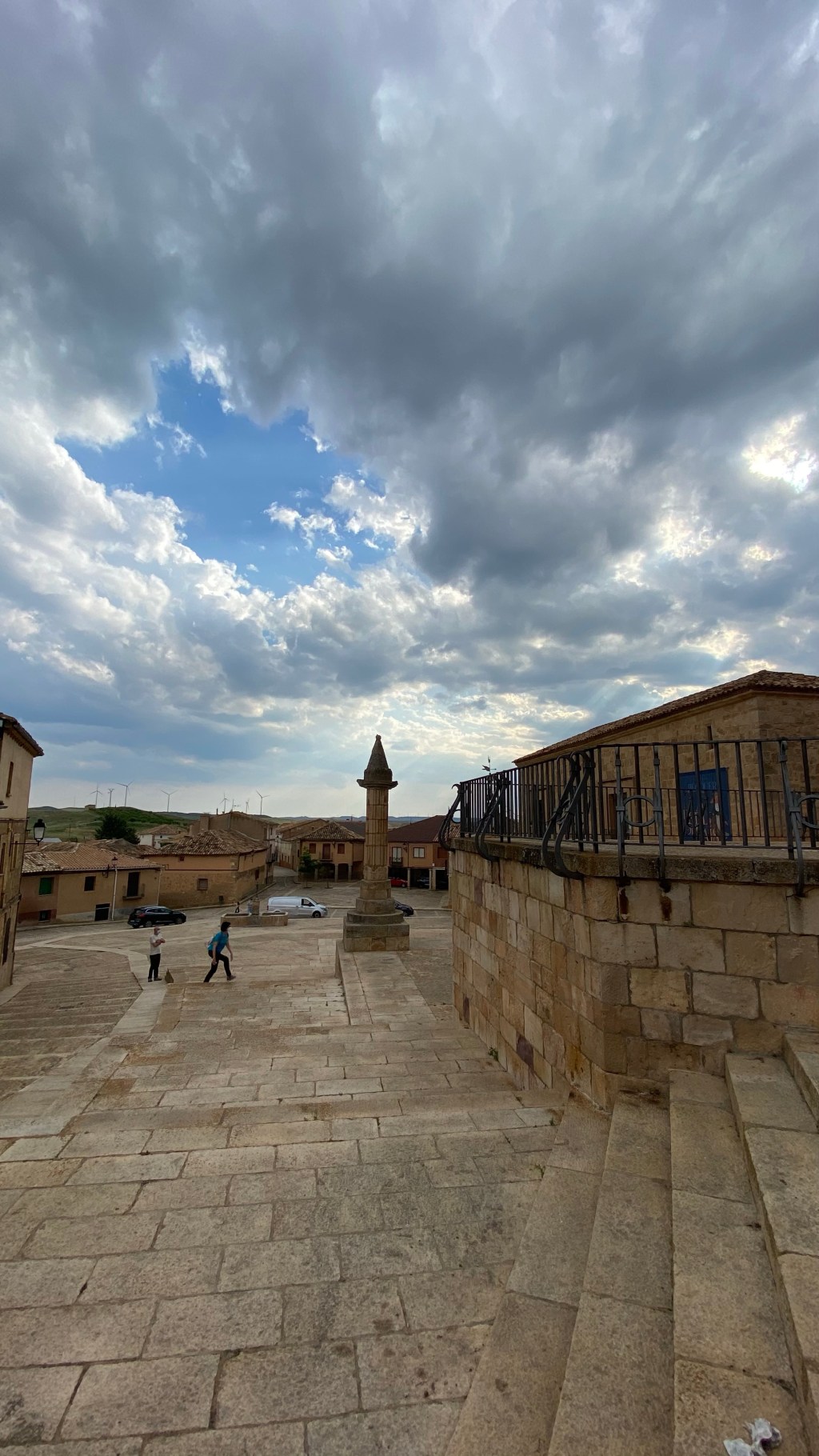 Fantástico conjunto de Ayuntamiento, Plaza, Rollo e Iglesia en Morón de Almazán. Soria. Castilla y León.&nbsp;11.06.2021