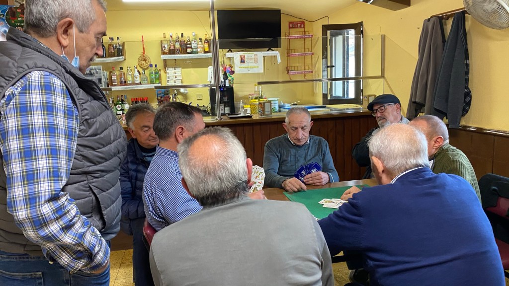 Detalle de Partida de Naipes y Exterior del Bar el Sindicato en Grañón. La Rioja.&nbsp;30.10.2021