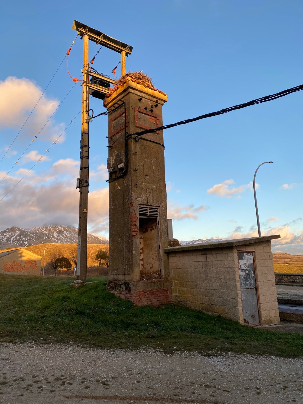 Detalles de Caserío, Escuelas, Transformador, Mausoleo-Capilla y Campo en Tarilonte De la Peña. Palencia. Castilla y León.&nbsp;4-8.12.2021