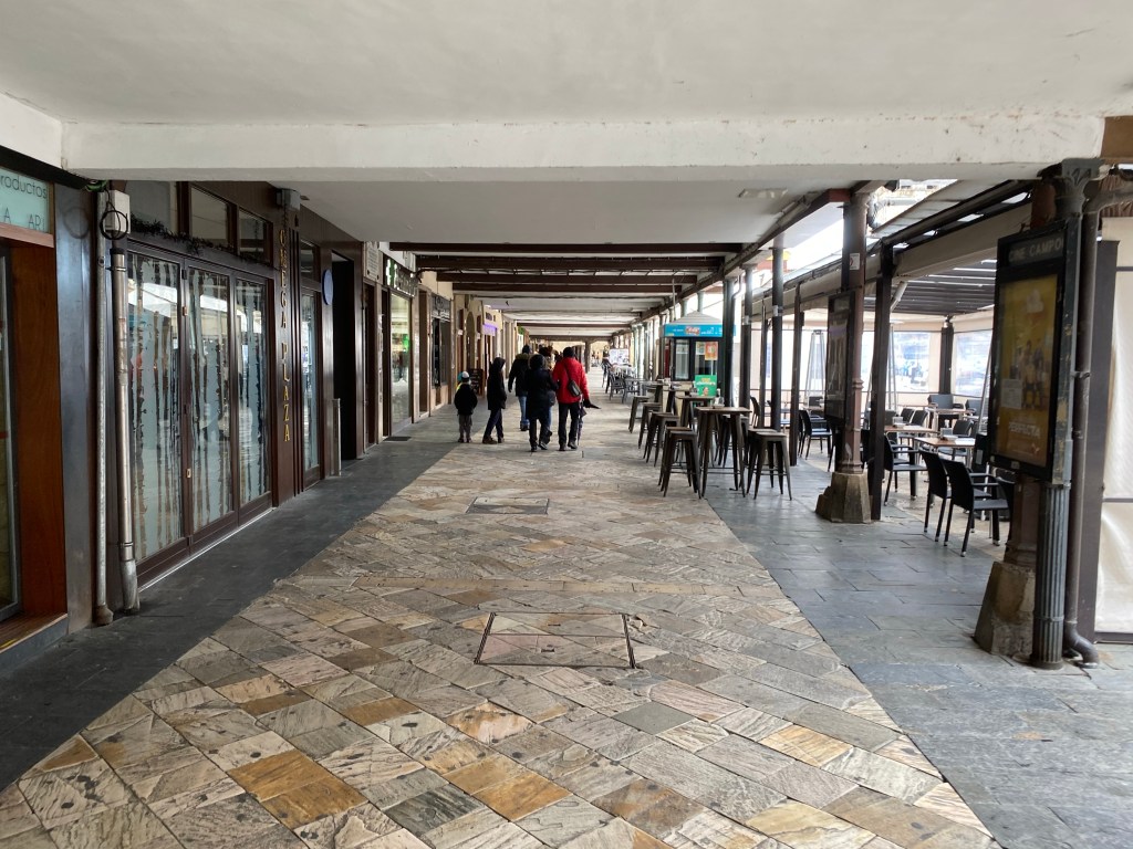 Detalles de calles céntricas, soportales y cafetería en Aguilar de Campoo. Palencia. Castilla y León.&nbsp;8.12.2021
