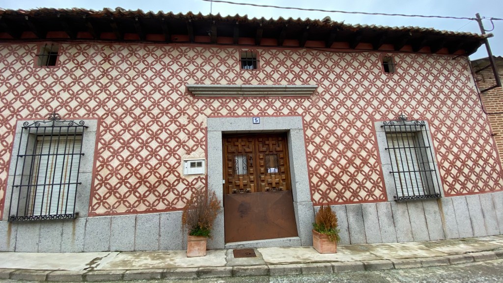 Esgrafiado, escuelas, placas de callejero, caserío y columpios en Fuente de Santa Cruz. Segovia. Castilla y León.&nbsp;26.2.2022
