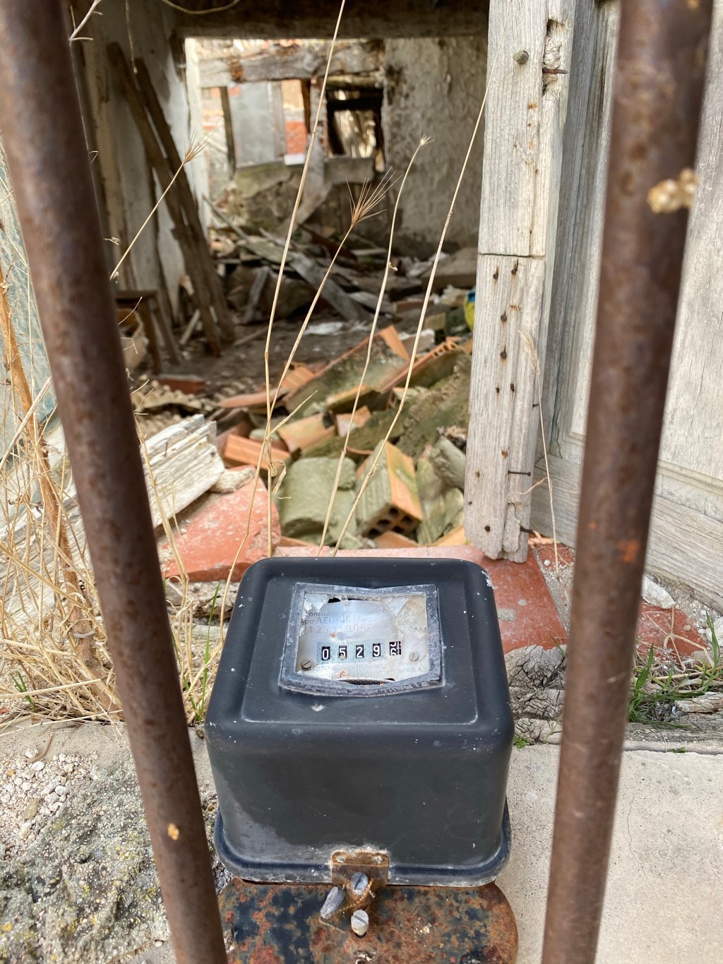 Detalles del Caserío: maquinaria, escuelas, transformador y maquinaria agrícola en Bernuy de Coca. Segovia. Castilla y&nbsp;León.