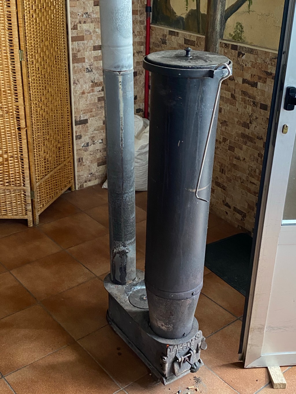 Estufa de serrín en Meson San Pelayo, vista de la torre y caserío en Bocigas. Segovia. Castilla y León.&nbsp;29.1.2022