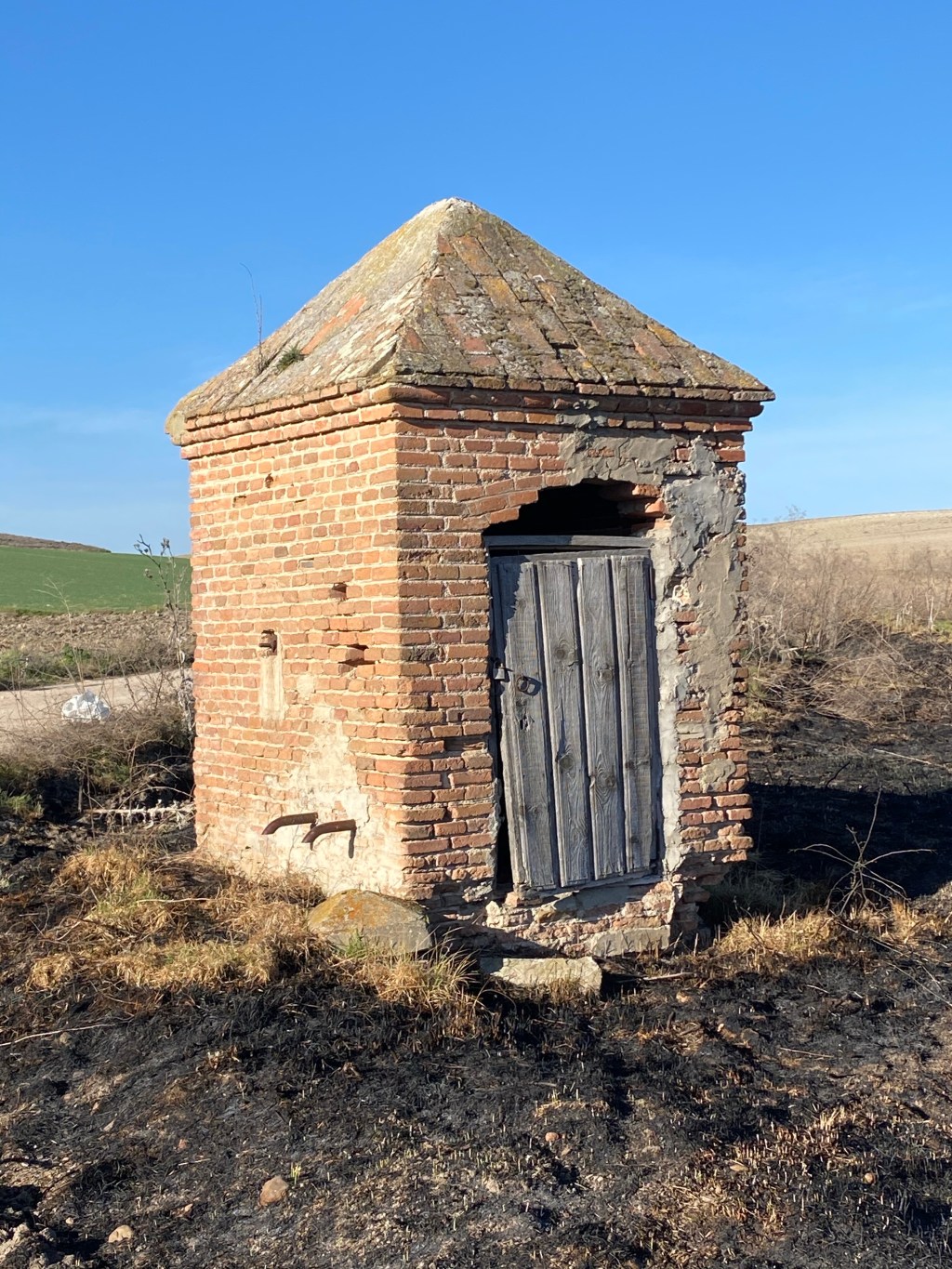 Detalles, puertas y ruinas en el caserío de Bernuy de Coca. Segovia. Castilla y León.&nbsp;2.2022