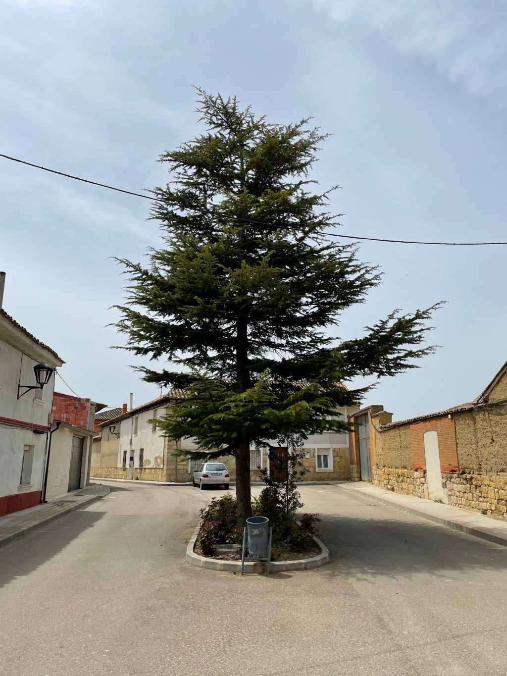 Vista General: Iglesia, Restaurante, Placita. Husillos, Palencia, Castilla y León.&nbsp;2022.04.30