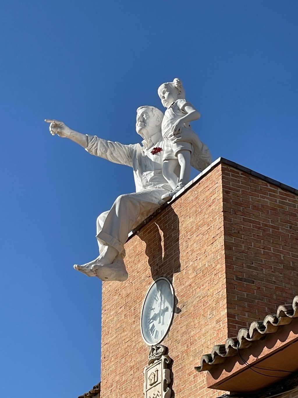 Tienda, Ayuntamiento, Puertas y antiguas Cocheras en Husillos. Palencia. Castilla y León.&nbsp;2022.05.02