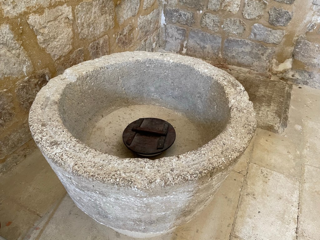 Pila bautismal, inscripciones y otros detalles en Iglesia Gótica s.X Santa Maria Husillos. Palencia. Castilla y León.&nbsp;2022.05.02