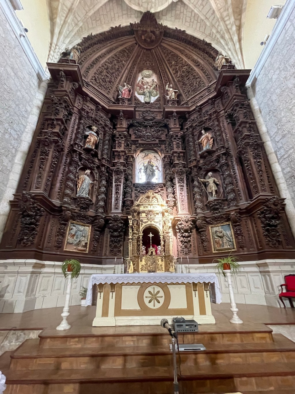 Facistol, Retablo, Torre y detalle de Santa Bárcbara en Nuestra señora de la Antigua. Fuentes de Valdepero. Palencia. Castilla y&nbsp;León.02.05.2022