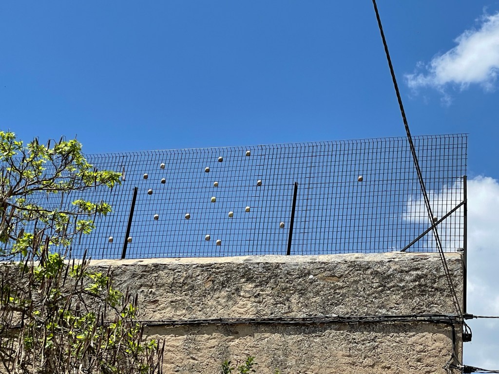 Pelotas colgadas en frontón en la plaza Mayor de Miguelañez. Segovia. Castilla y León.&nbsp;12.05.2022