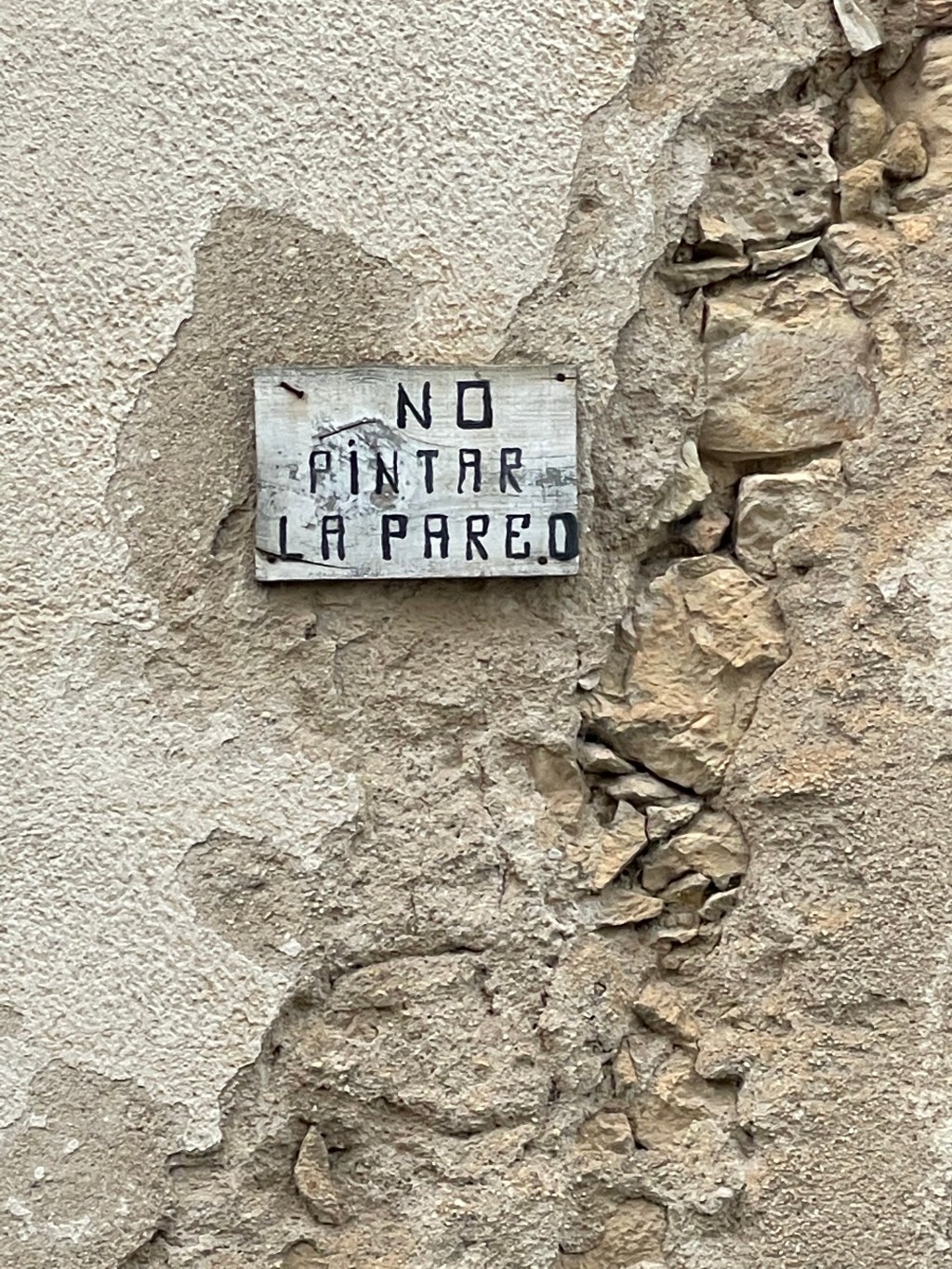 Ayuntamiento, Iglesia, Palacio, Detalle de Esgrafiados y Anuncio en Carbonero el Mayor. Segovia. Castilla y León.&nbsp;14.5.2022