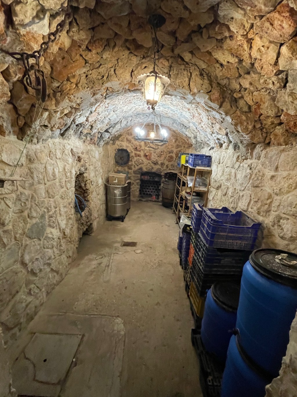 Bodega en la recta del tren, entre Sinovas y Aranda de Duero. Burgos. Castilla y León.&nbsp;28.5.2022
