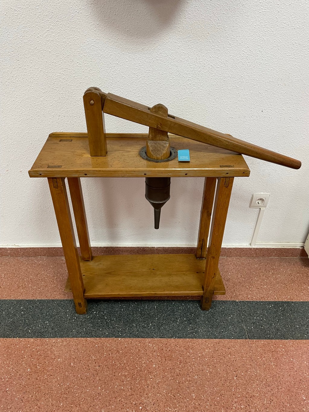 Utensilios antiguos en una exposición en Fuentespina (tocadiscos, biombo, máquina de hacer morcillas, loncheador de embutido, molino de trigo, traje de novia, gamella). Burgos. Castilla y León.&nbsp;12.6.2022