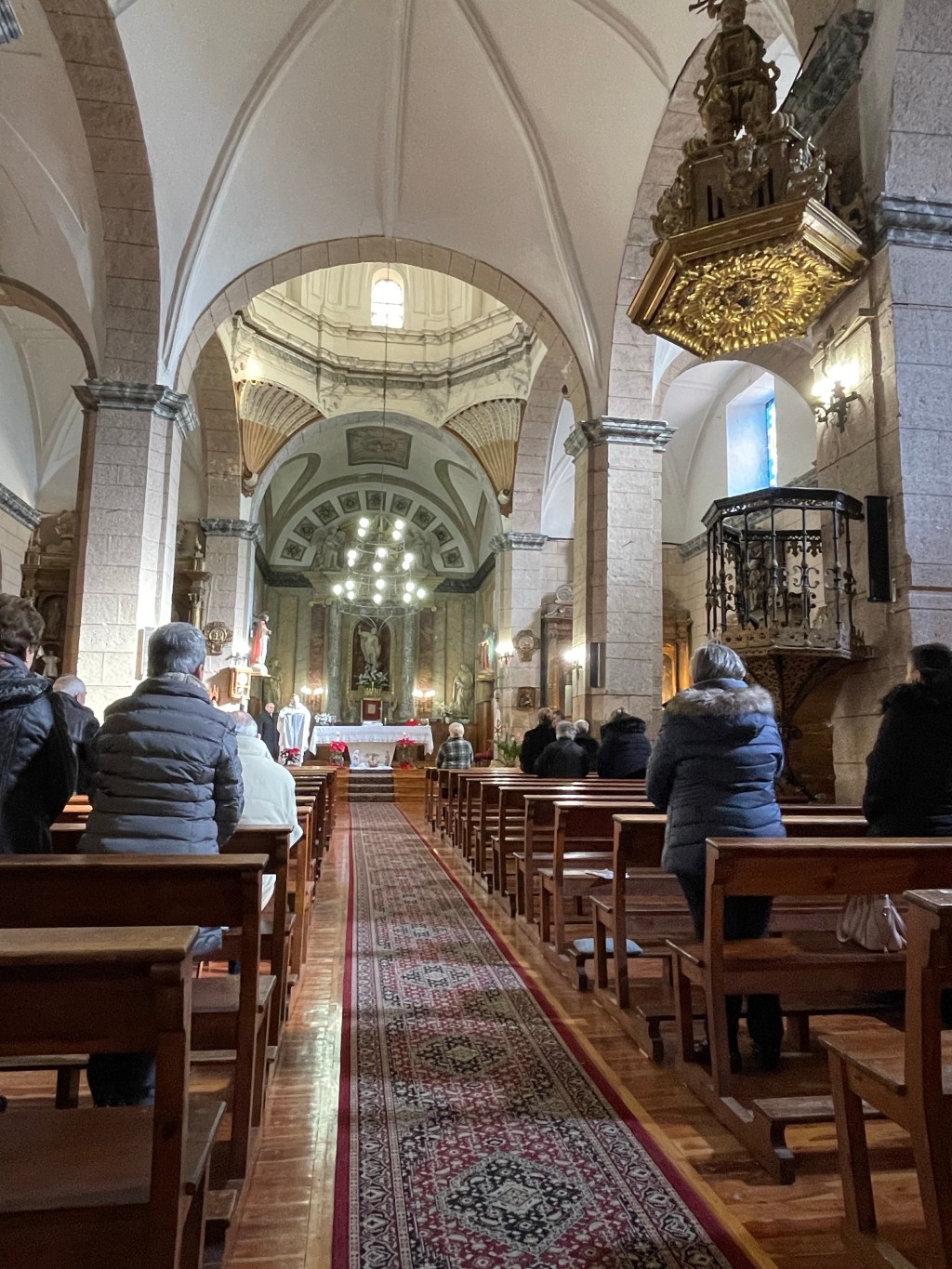 Misa de Año Nuevo en la Iglesia de San Miguel de Fuentespina. Detalles, Belén y Video del Coro. Burgos. Castilla y León.&nbsp;1.1.2023