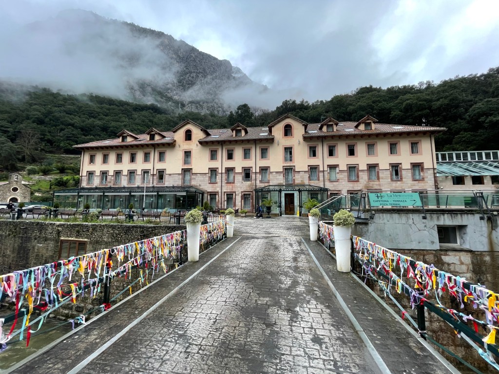 Balneario de la Hermida: puente sobre el río, ermita, fachada. Cantabria.&nbsp;28.1.2023