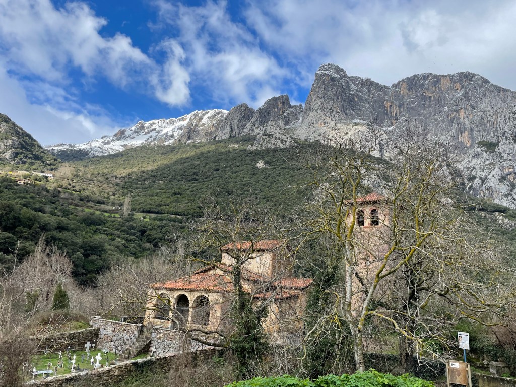 Canecillos, otros detalles y paisaje en la iglesia prerománica de Santa Maria de Lebeña. Lebeña. Cantabria.&nbsp;29.01.2023