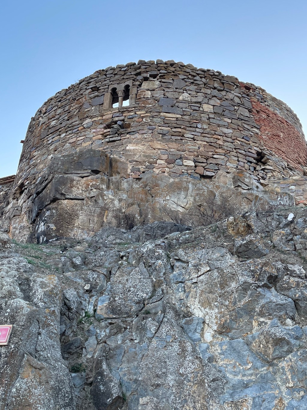 Paseo por la Muralla de Alcalá de Moncayo: lienzos originales y algunos árboles quemados. Zaragoza. Aragón.&nbsp;19.02.2023