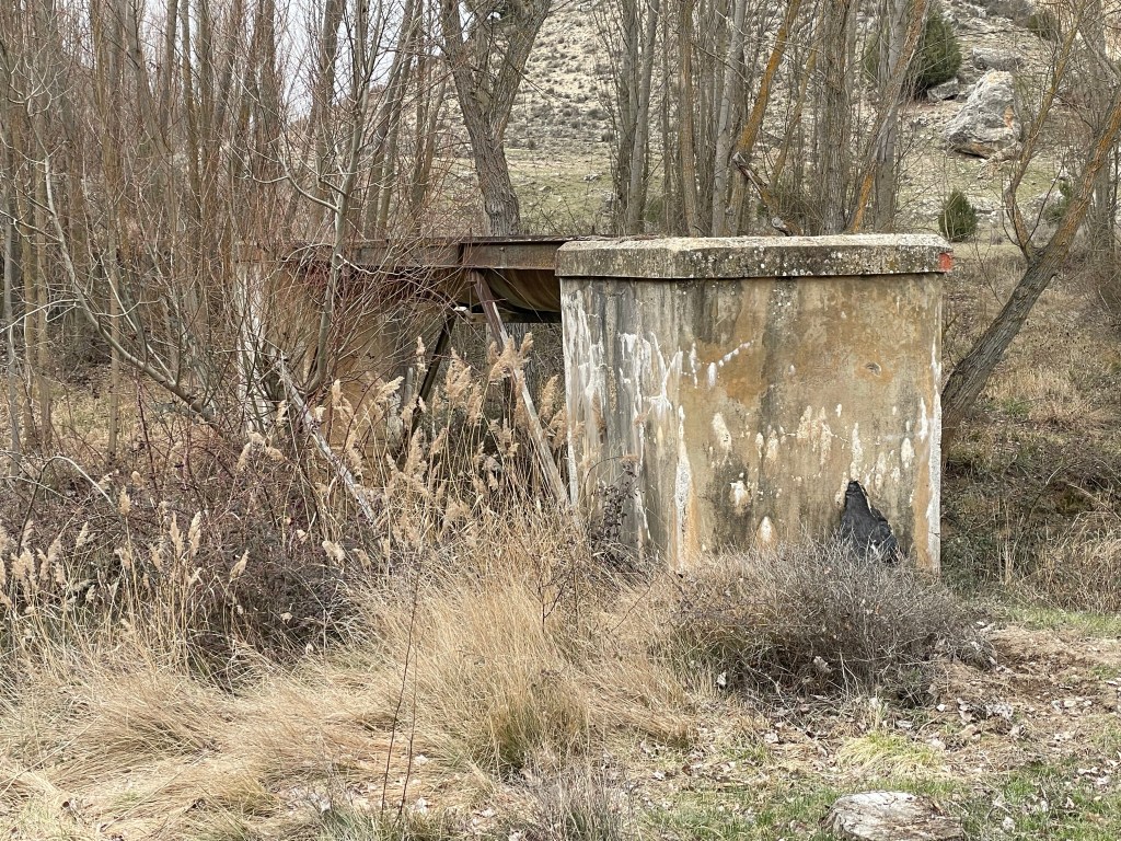 Camino y canal en Montejo de la Vega de la Serrezuela. Segovia. Castilla y León.&nbsp;05.03.2023