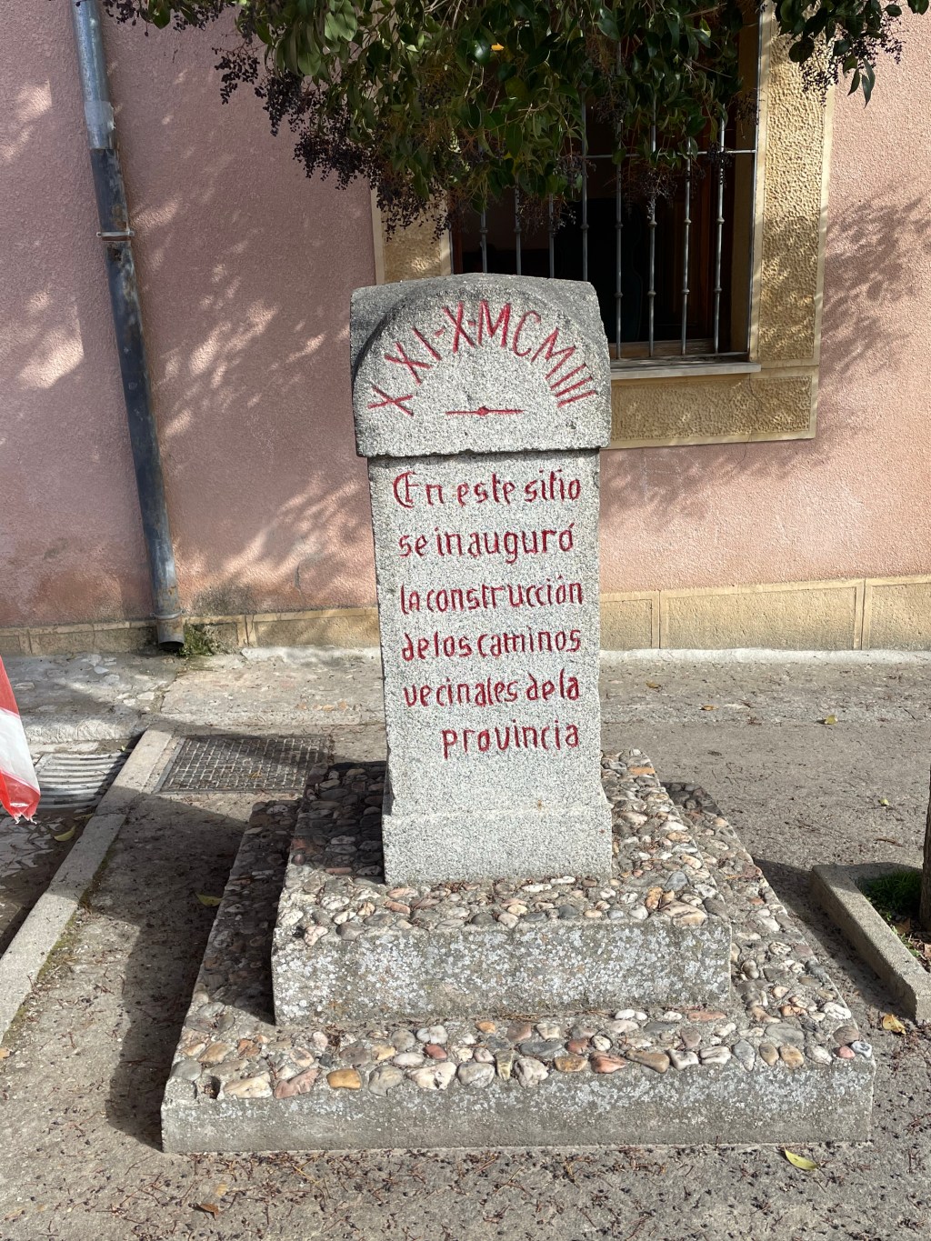 Carrera en los campos alrededor de Muñoveros, detalles del caserío y esgrafiado. Segovia. Castilla y León.&nbsp;19.03.2023