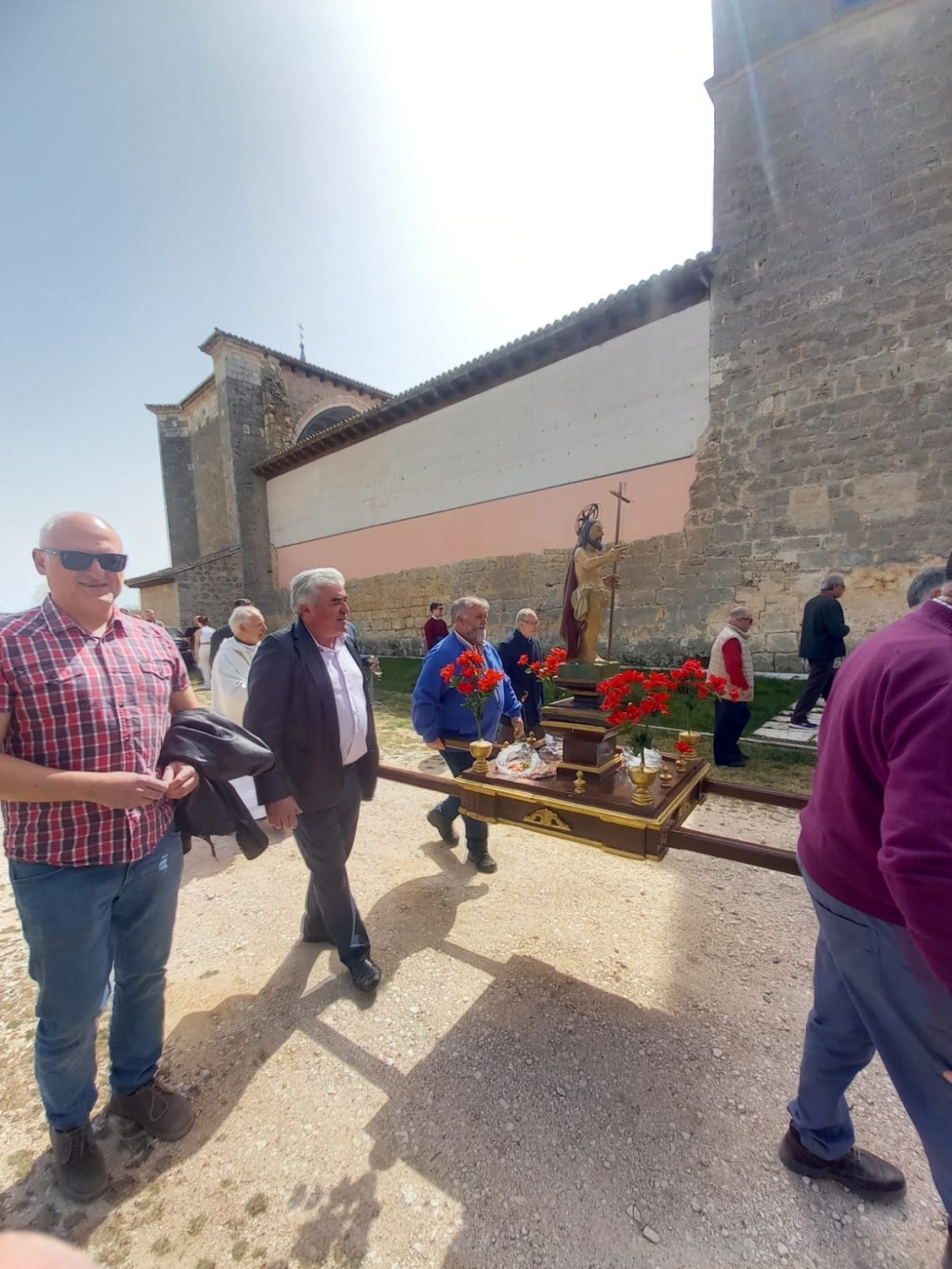 Procesión por detrás de la Iglesia en Sinovas. Burgos. Castilla y León. 9.4.2023