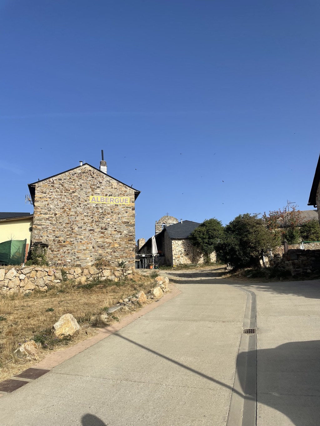 Camino de Santiago a su paso por Foncebadón. Albergue y detalle de golondrinas. León. Castilla y León.&nbsp;2023.08.22