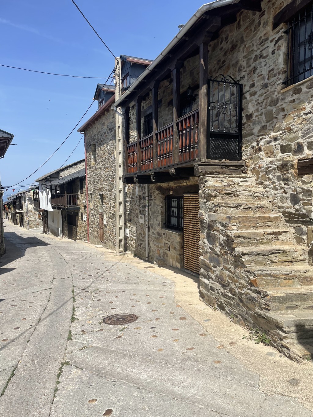 Camino de Santiago y arquitectura popular a su paso por El Acebo. León. Castilla y León.&nbsp;2023.08.22