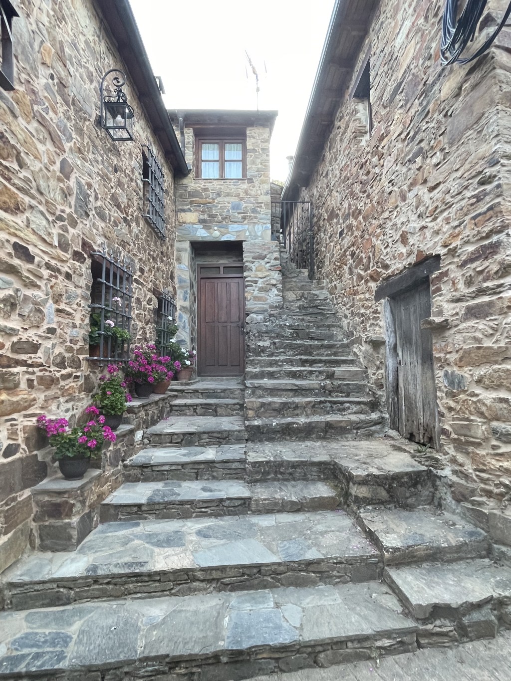 Detalles de Arquitectura tradicional en el Camino de Santiago a su paso por Riego de Ambrós. León. Castilla y León.&nbsp;2023.08.23