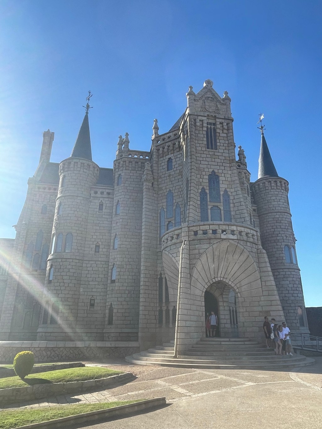 Palacio Episcopal, Cuartel de la Guardia Civil y Video de Gaiteros en la Calle en Astorga. León. Castilla y León.&nbsp;2023.08.20