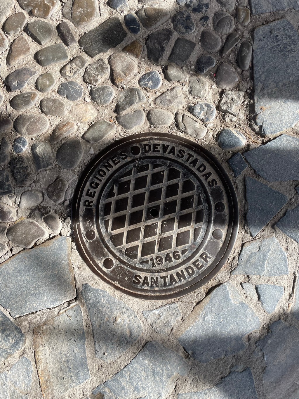 Detalles del Caserío, río, escudo señorial y tapa de alcantarilla en Potes. Santander. Cantabria&nbsp;27.1.2024