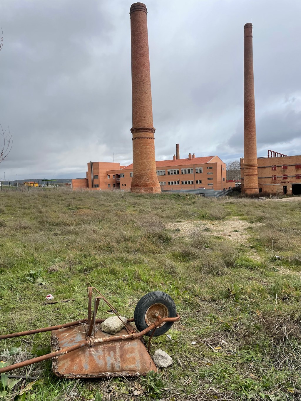 Chimeneas antiguas y Carretilla en Palencia. Palencia. Castilla y León.&nbsp;8.2.2024