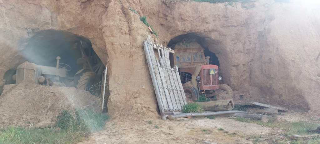 Tractores abandonados en una cueva en Abia de las Torres. Palencia. Castilla y León.&nbsp;18.03.2023
