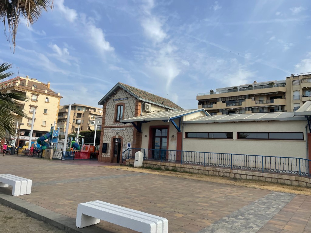 Antiguas estaciones y otros detalles en la línea de Playa de la Cala del Moral, Rincón de la Victoria y Torre de Benagalbón, temprano en la mañana. Málaga. Andalucía.&nbsp;27.06.2024
