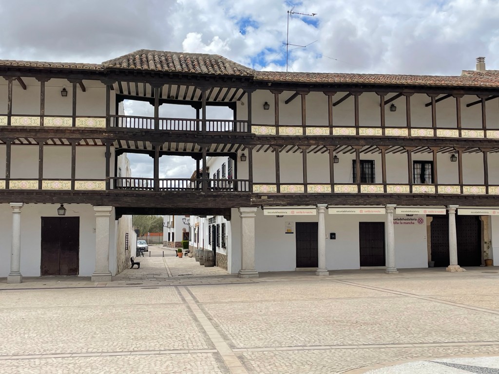 Detalles y vista de la Plaza Mayor de Tembleque, Toledo, Castilla la Mancha.&nbsp;21.04.2025